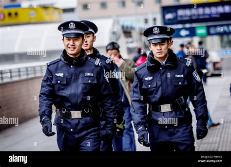 how many police officials are in china